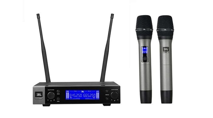 Micro JBL VM200 sử dụng tần sóng UHF cho tín hiệu âm thanh ổn định hơn